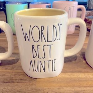 World’s Best Auntie mug 🌼